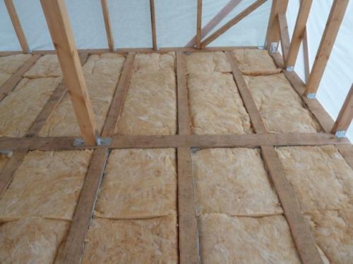 Как утеплить пол второго этажа в деревянном доме. Крепление наката, гидроизоляция и утепление