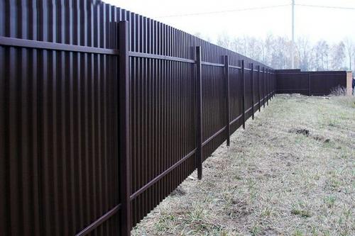 Забор своими руками из профнастила. В чем преимущества строительства забора из профилированного листа? 01