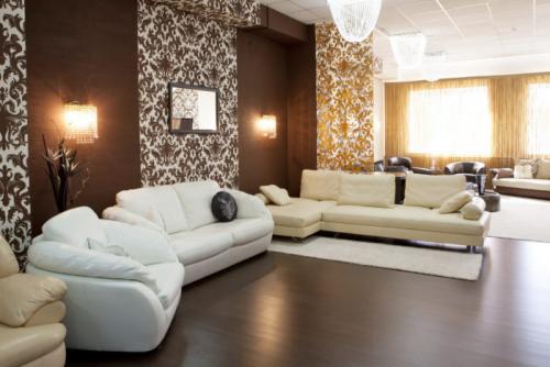 Недорогие обои в зал. Подобрать обои в зал: фото-примеры удачного оформления