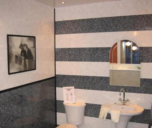 Чем отделать ванную кроме плитки. Стеновые панели: альтернатива №1