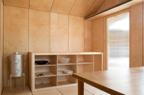 Как обшить стены фанерой в деревянном доме своими руками. Какими особенностями обладает материал 01