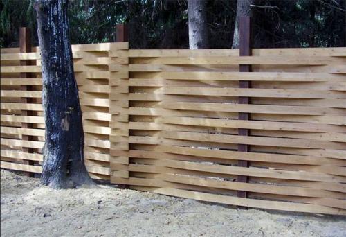 Забор из досок вертикальный. Учимся делать плетеный забор из доски – все тонкости процесса