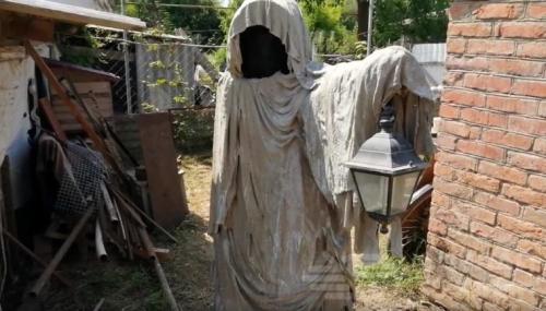 Пугало на дачу с фонарем. Уличный ночник в виде призрака с фонарём в руках