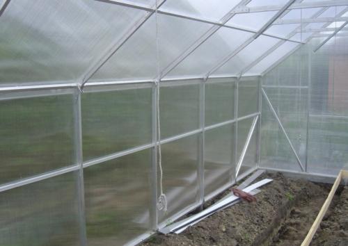 Монтаж поликарбоната на двускатную теплицу. Особенности двускатной теплицы из поликарбоната
