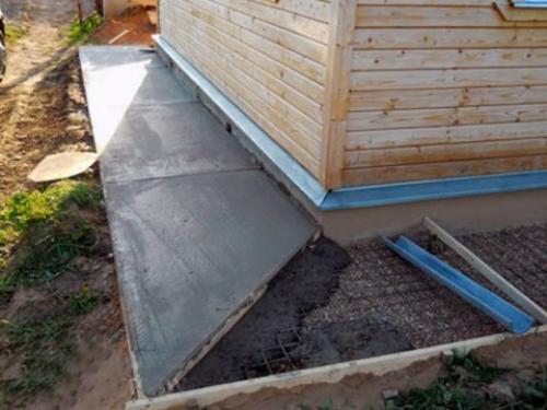 Отмостка вокруг дома из бетона. Бетонная отмостка вокруг дома: изготовление и уход