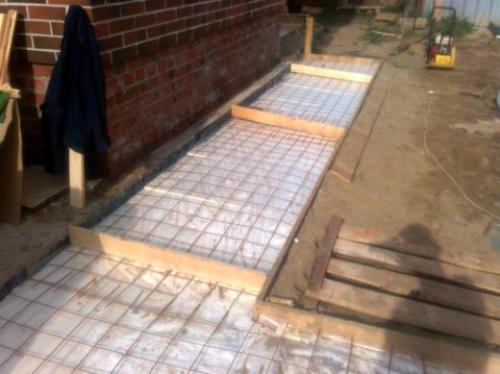 Отмостка вокруг дома из бетона. Бетонная отмостка вокруг дома: изготовление и уход