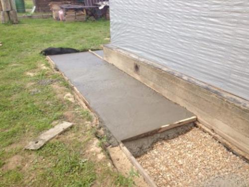 Отмостка вокруг дома из бетона. Бетонная отмостка вокруг дома: изготовление и уход