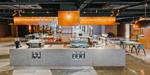 Оформление колонны в интерьере кафе. Дизайн интерьера кафе: оригинально, не правда ли?