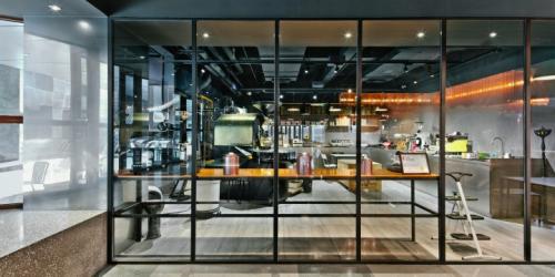 Оформление колонны в интерьере кафе. Дизайн интерьера кафе: оригинально, не правда ли?