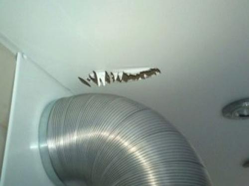 Можно ли на натяжной потолок клеить скотч. В каких ситуациях нужно клеить натяжной потолок 02