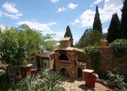 Уличные барбекю из кирпича. Мангал из кирпича: чертежи, фото, видео. Инструкция, как сделать простой мангал на участке?