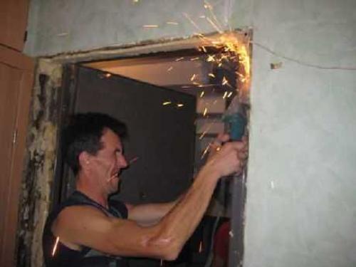 Установка дверей входных металлических. Подготовка к монтажу