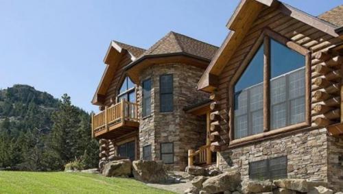 Чем с улицы обшить дом из бруса. Почему это нужно?