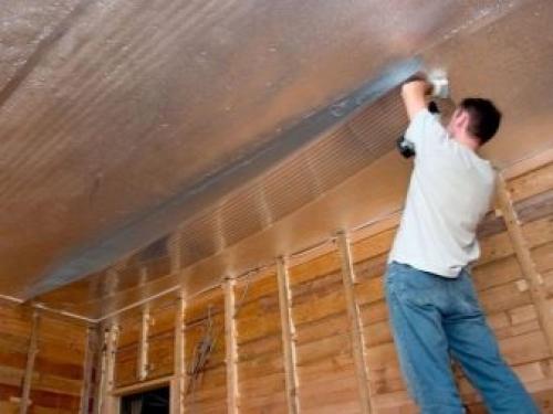 Как правильно подшить потолок в частном доме. Особенности