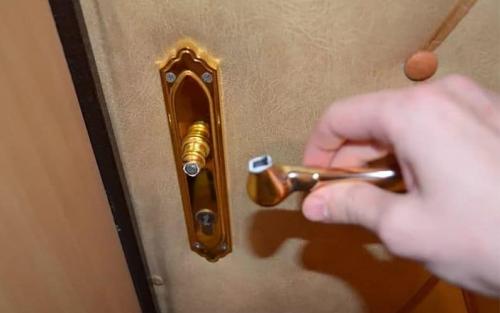 Ремонт дверной ручки входной двери. Почему приходит в негодность ручка