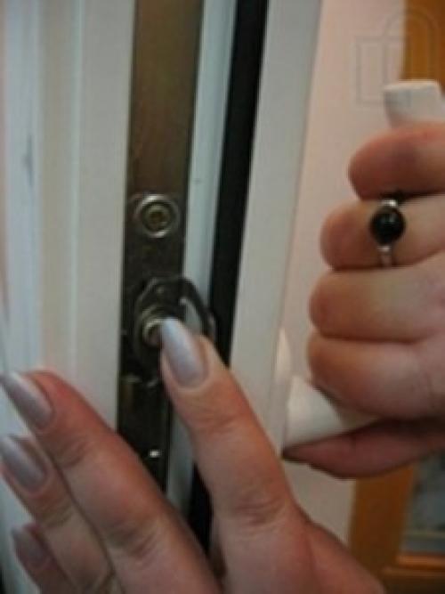 Заклинило ручку пластикового окна в открытом положении. Что делать, если заклинило ручку пластикового окна?