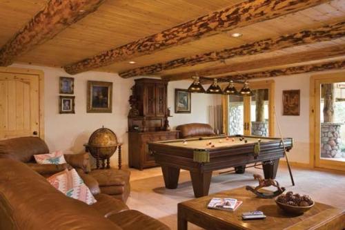 Внутренняя отделка дома из бруса. Фронт работ внутри брусового дома 01