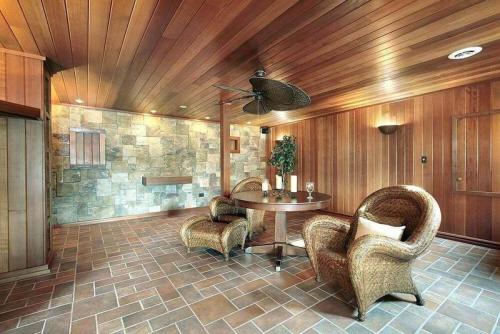 Внутренняя отделка дома из бруса. Фронт работ внутри брусового дома 06