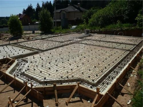 Как заливать монолит. Достоинства и недостатки монолитного фундамента