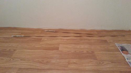 Как выровнять линолеум. Как выровнять слежавшийся линолеум от складок и загибов