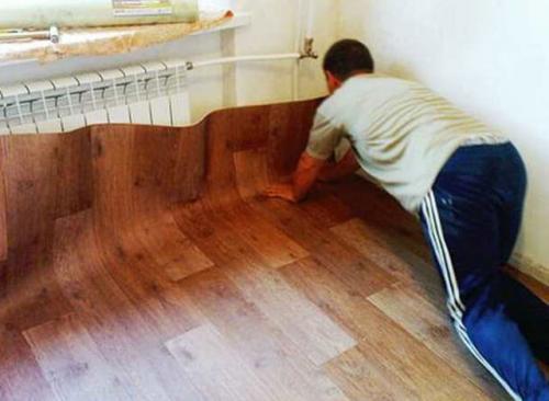 Как выровнять линолеум. Как выровнять слежавшийся линолеум от складок и загибов