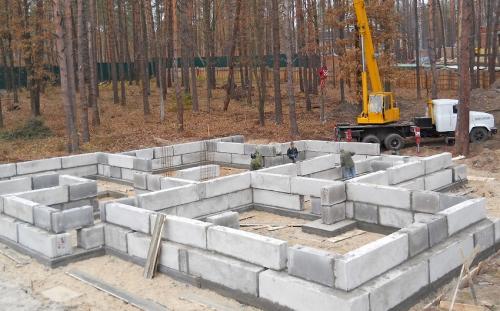 Какой фундамент дешевле блочный или ленточный. Какой фундамент дешевле монолитный или из фбс 09 Какой фундамент дешевле блочный или ленточный. Какой фундамент дешевле монолитный или из фбс 09