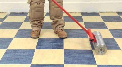 Как выровнять линолеум. Как выровнять слежавшийся линолеум от складок и загибов