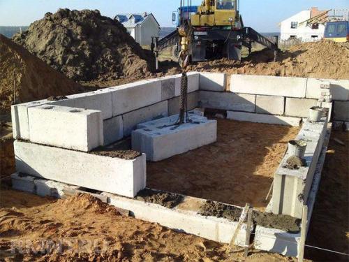 Ленточный фундамент из фбс.