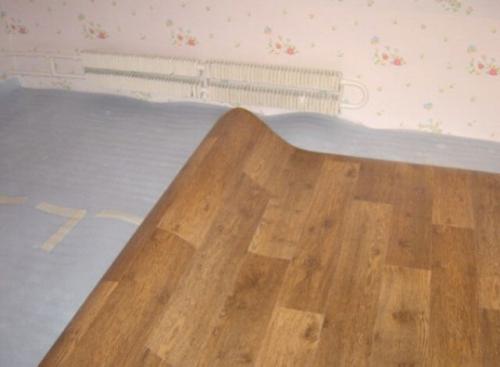 Как выровнять линолеум. Как выровнять слежавшийся линолеум от складок и загибов