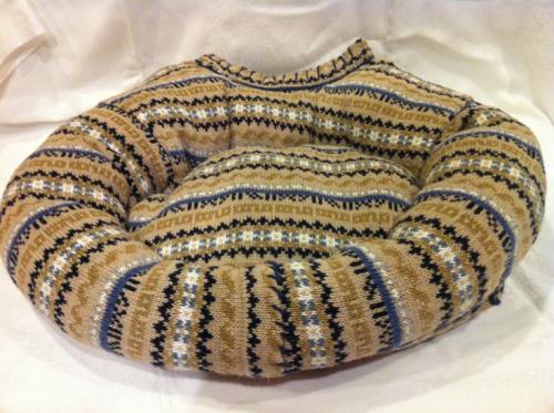 Уютная кроватка из старого свитера 04