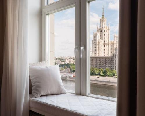 Спальня в нежных и теплых оттенках 04