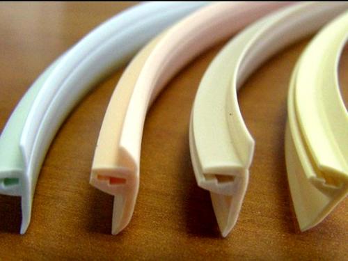 Встроенный шкаф в потолок. Как натянуть потолок если стоит шкаф-купе?