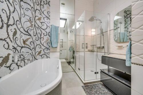 Интерьер светлой ванной комнаты 02