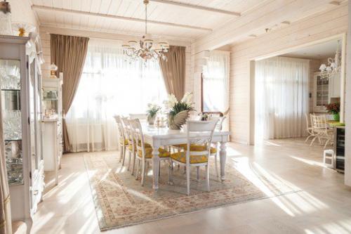 Интерьер деревянного загородного дома 01