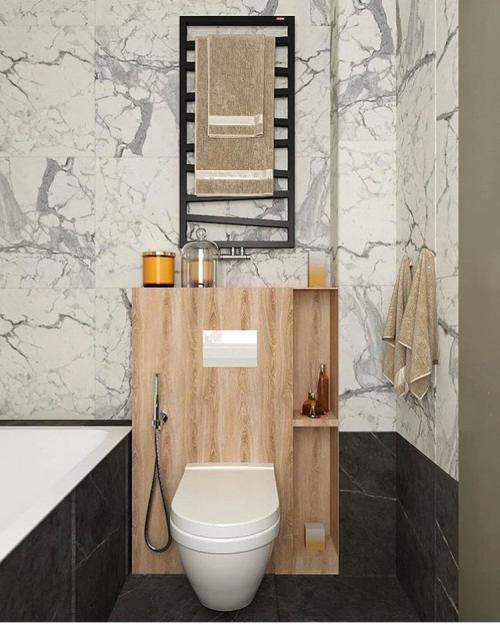 Удачное сочетание дерева и белого мрамора в ванной 05