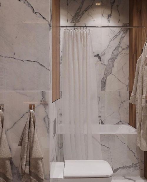 Удачное сочетание дерева и белого мрамора в ванной 03