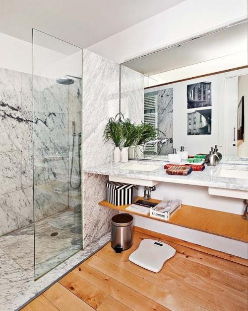 Удачное сочетание дерева и белого мрамора в ванной 07