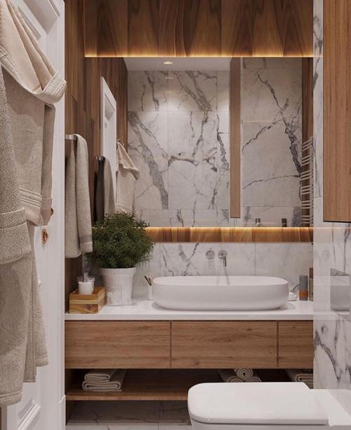 Удачное сочетание дерева и белого мрамора в ванной 08
