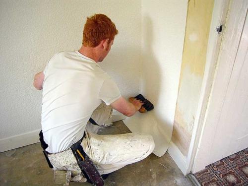 Как правильно клеить углы флизелиновыми обоями. Пошаговая техника выполнения работы 03