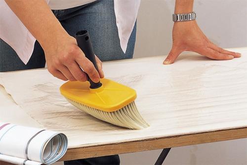 Как правильно клеить углы флизелиновыми обоями. Пошаговая техника выполнения работы 01