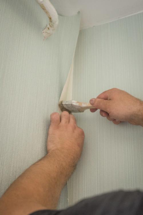 Как правильно клеить углы флизелиновыми обоями. Пошаговая техника выполнения работы 05