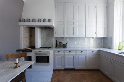 Квартира с библиотекой и столетними фаянсовыми печами 12