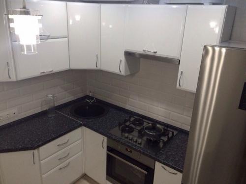 Небольшая угловая кухонька 02