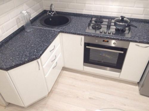 Небольшая угловая кухонька 01