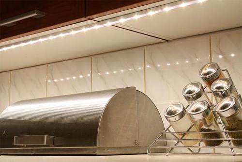 Лампочки на кухню галогенные. Светодиодная подсветка шкафа для кухни или освещение галогенными лампами? 02