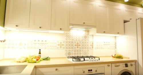 Как расположить точечные светильники на маленькой кухне. Акцентное освещение кухни