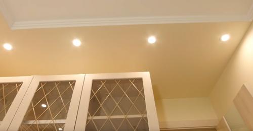 Как расположить точечные светильники на маленькой кухне. Акцентное освещение кухни