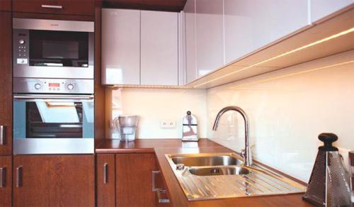 Лампочки на кухню галогенные. Светодиодная подсветка шкафа для кухни или освещение галогенными лампами? 03