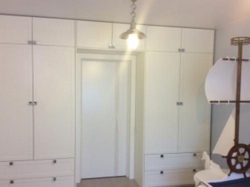 Шкаф за дверью в комнате. Как использовать место за дверью: 12 идей 15