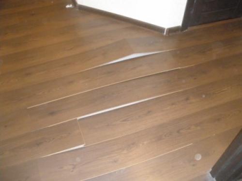 Почему ламинат поднимается у краев. Что делать если поднялся ламинат и как устранить этот дефект?